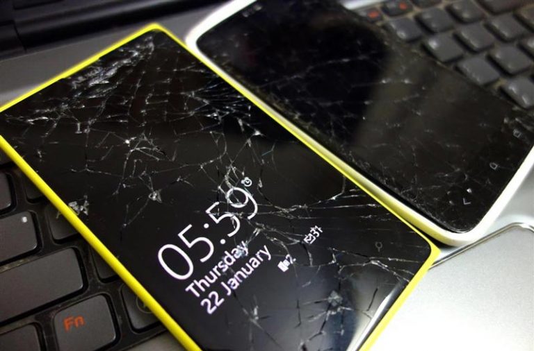 Repairing a broken Windows phone screen Broken windows phone display